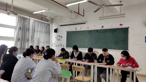 健康产业学院学生座谈会--校长助理赵建业亲临参会并与学生亲切交流.jpg